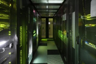 Les centres de données consomment beaucoup d'électricité, qui n'est pas toujours produite par des énergies renouvelables (archives). KEYSTONE/CHRISTIAN BEUTLER
